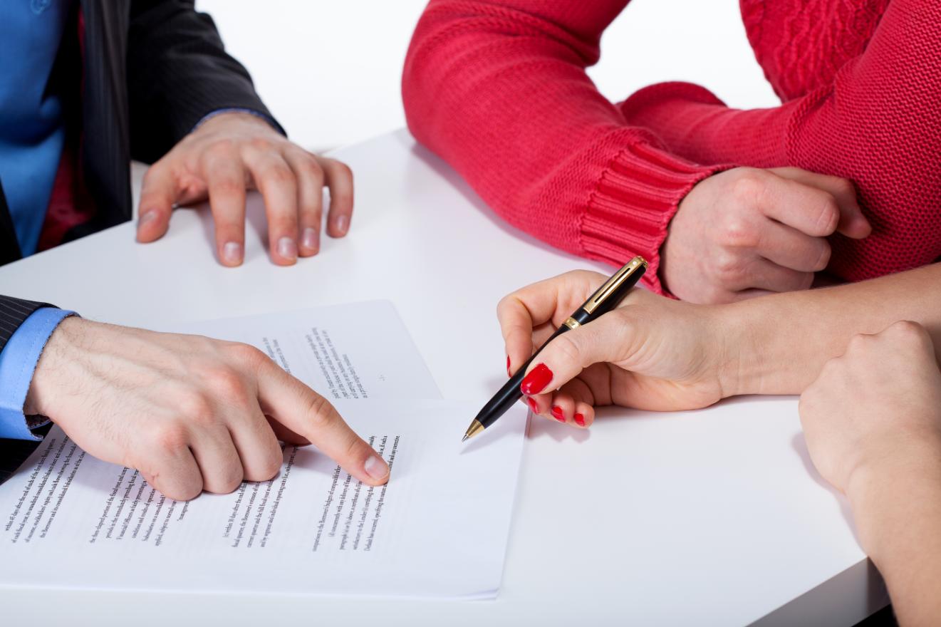 firmando la pension de alimentos